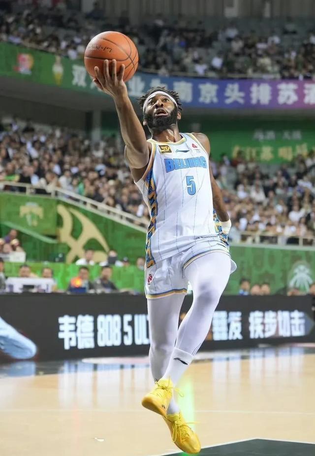 北京首钢逆袭获胜，继续保持领先地位